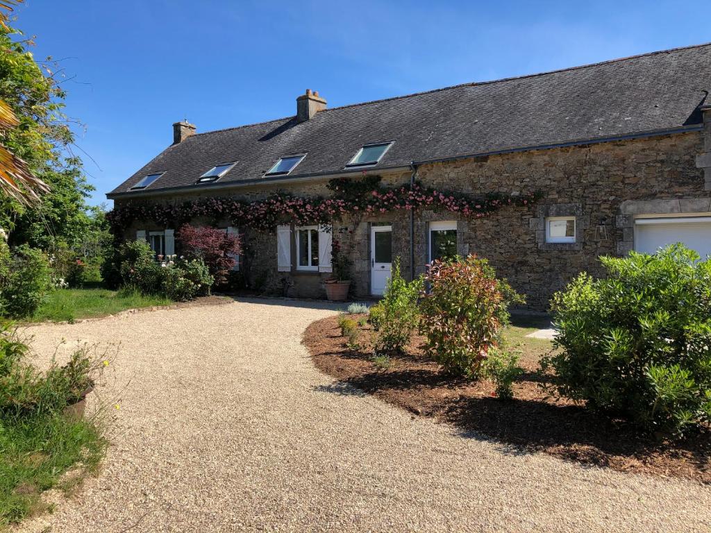 ein Steinhaus mit einer Einfahrt davor in der Unterkunft Maisonbel, gite convivial Bretagne Vannes Sarzeau 15 personnes in Surzur