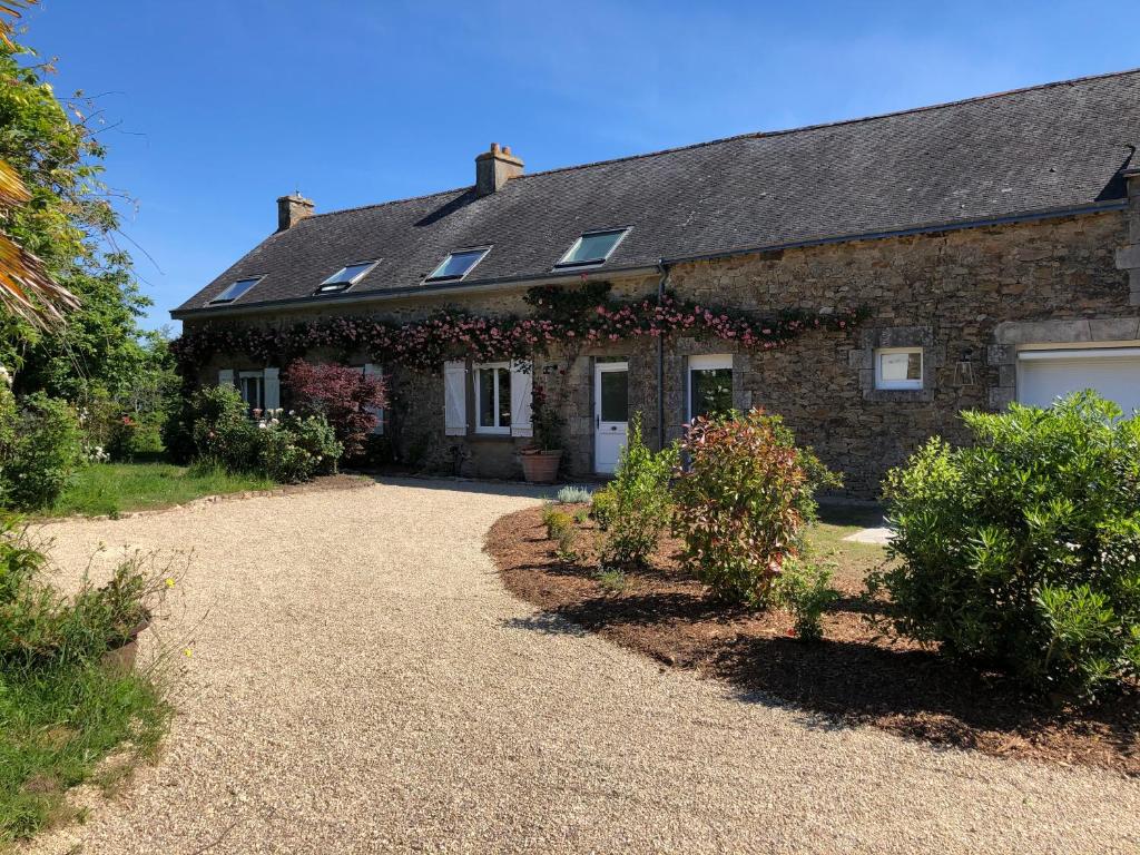 a stone house with a driveway in front of it at Maisonbel, gite convivial Bretagne Vannes Sarzeau 15 personnes in Surzur