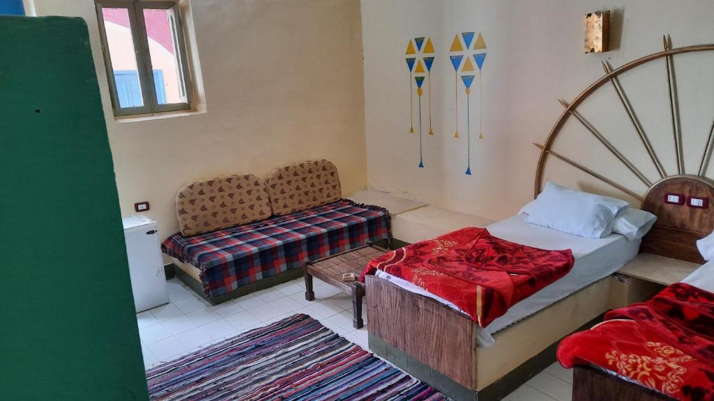 Postel nebo postele na pokoji v ubytování Hllol Hotel Abu Simbel