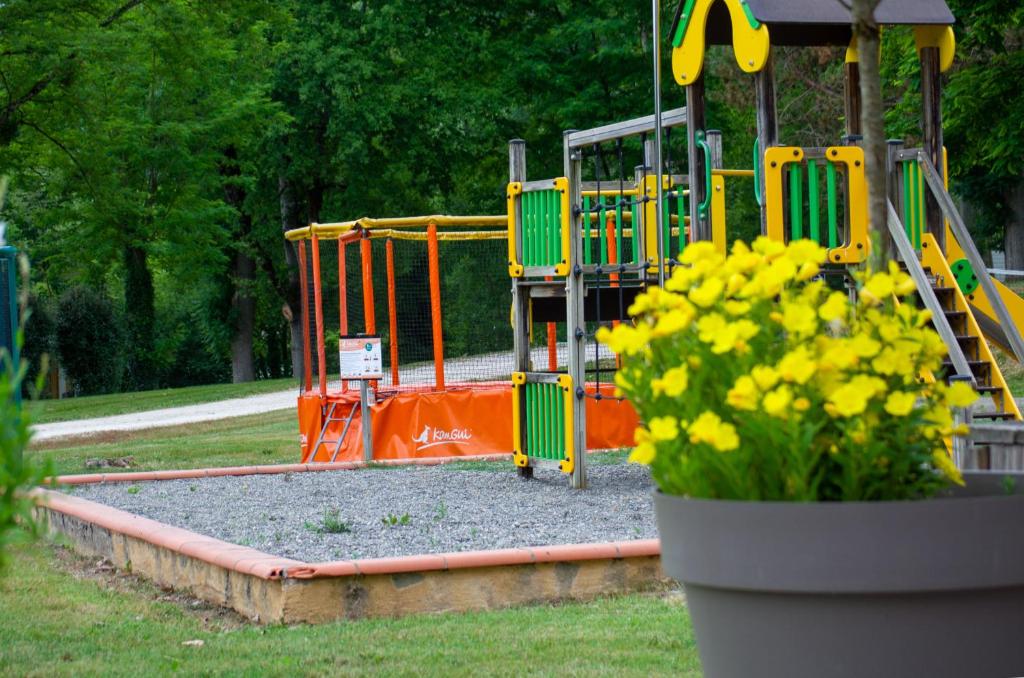 Herní místnost nebo prostor pro děti v ubytování Camping Parc d'Audinac les Bains 3 étoiles - Piscine chauffée - Vue montagne