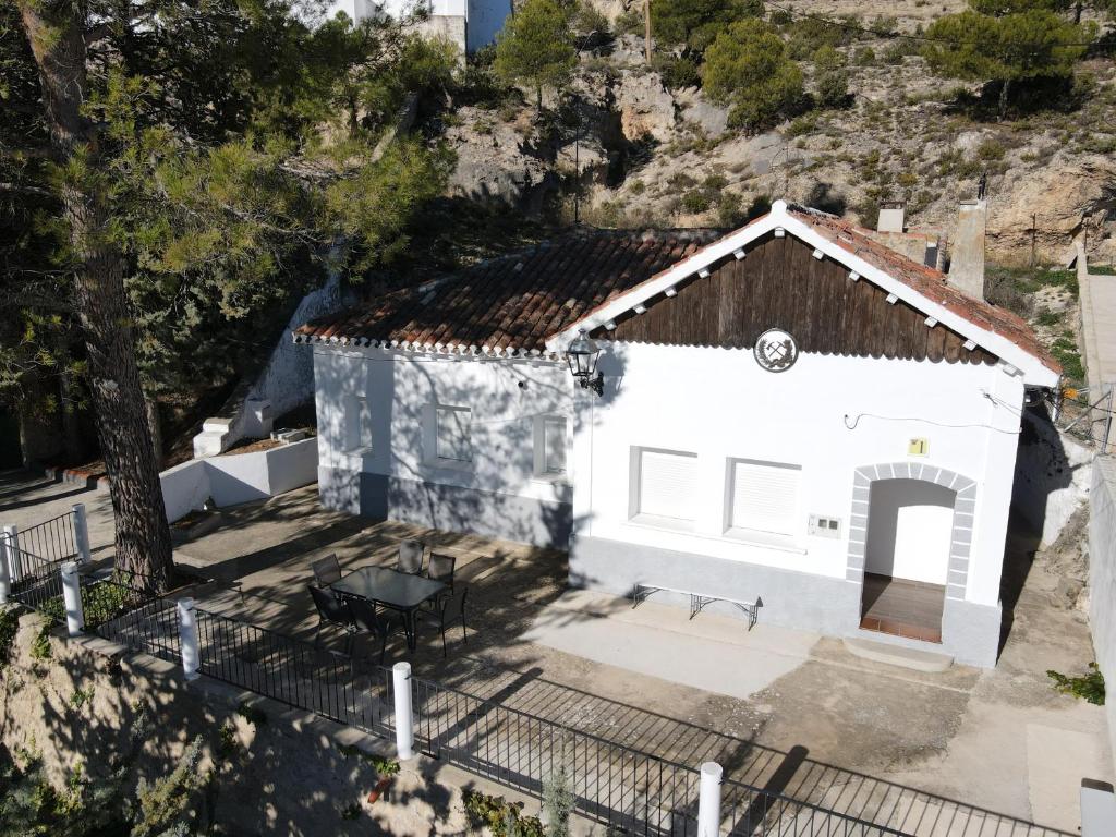 una vista aérea de un pequeño edificio blanco con una mesa en Casa Rural Casa Forestal en Yeste