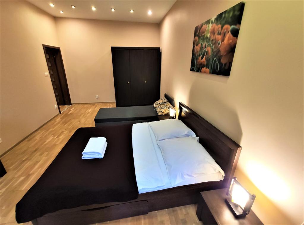 Posteľ alebo postele v izbe v ubytovaní Abak Krakow Apartment