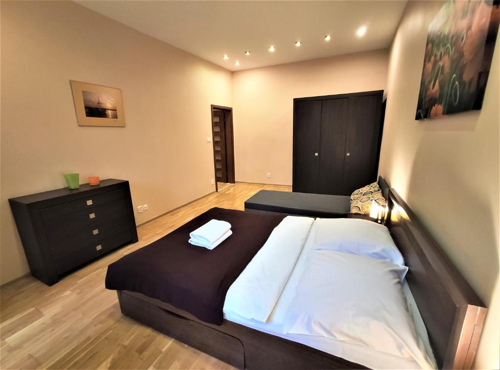 Posteľ alebo postele v izbe v ubytovaní Abak Krakow Apartment