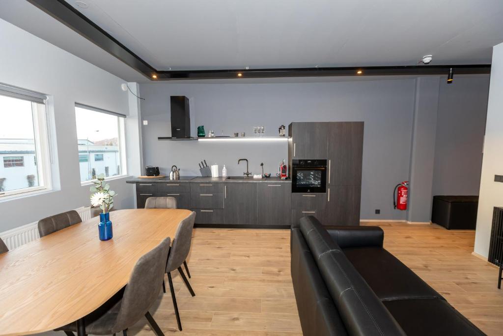 Kuchyň nebo kuchyňský kout v ubytování Akureyri Lux Apartments with hot tub access