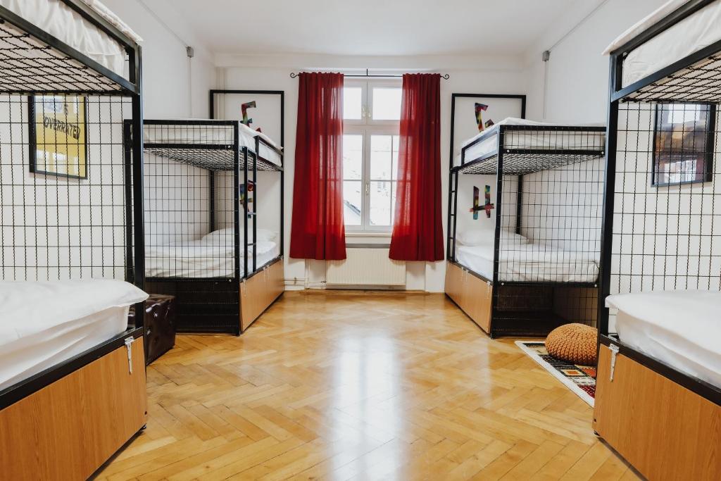 Postel nebo postele na pokoji v ubytování Party Hostel Zzz