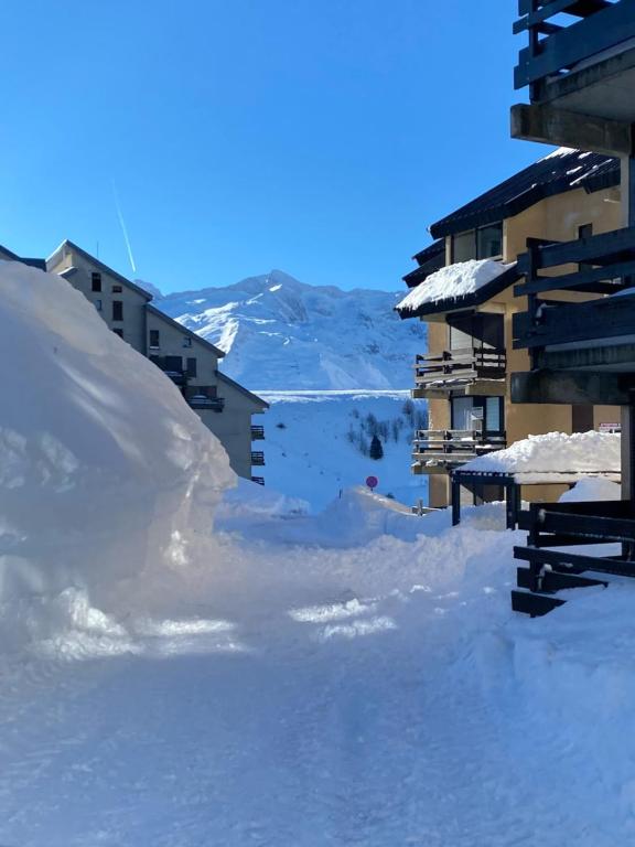 a pile of snow next to some buildings in the snow at Au pied des pistes in Saint-Aventin