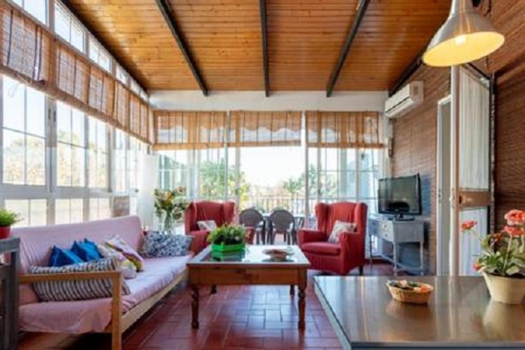 sala de estar con sofá y mesa en Sevilla Casa Jucar 4, en Sevilla