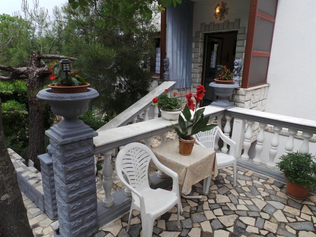 Balkón alebo terasa v ubytovaní Apartment Jablanac 1