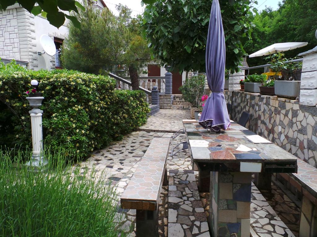 Vonkajšia záhrada v ubytovaní Apartment Jablanac 1