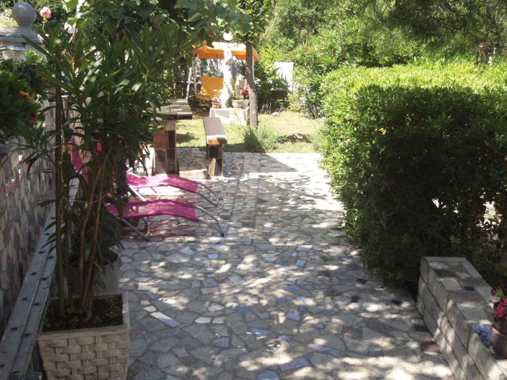 Vonkajšia záhrada v ubytovaní Apartment Jablanac 1