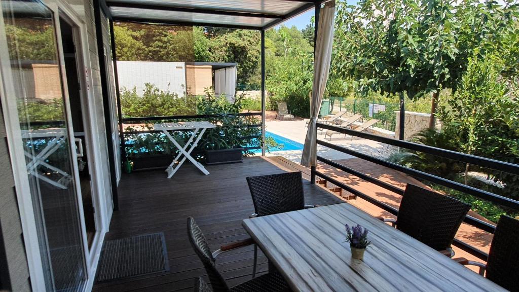 Bazén v ubytování Mobile homes Suha Punta nebo v jeho okolí
