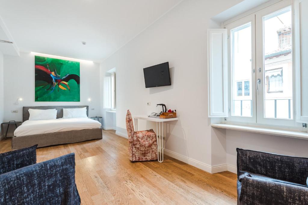 a bedroom with a bed and a tv on a wall at Nikis Collection Trastevere in Rome