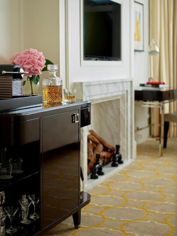 Televiisor ja/või meelelahutuskeskus majutusasutuses The Langham Hong Kong