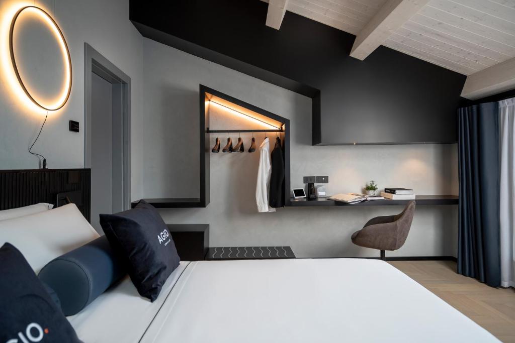 um quarto com uma cama grande e um espelho em Agio Comfy Place em Civitanova Marche