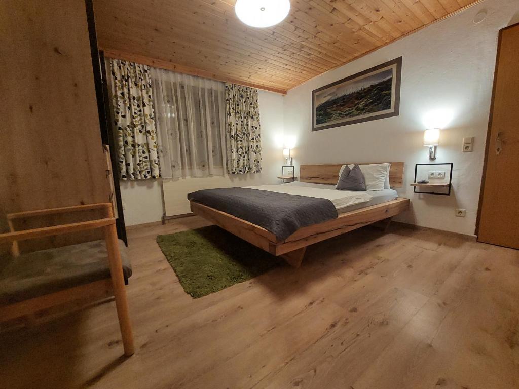 ノイシュティフト・イム・シュトゥーバイタールにあるApartment Alpenweltの木製の天井が特徴のベッドルーム1室(大型ベッド1台付)