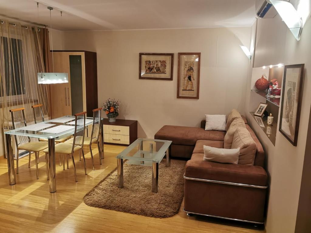 Posedenie v ubytovaní Uroczy apartament przy deptaku z parkingiem.