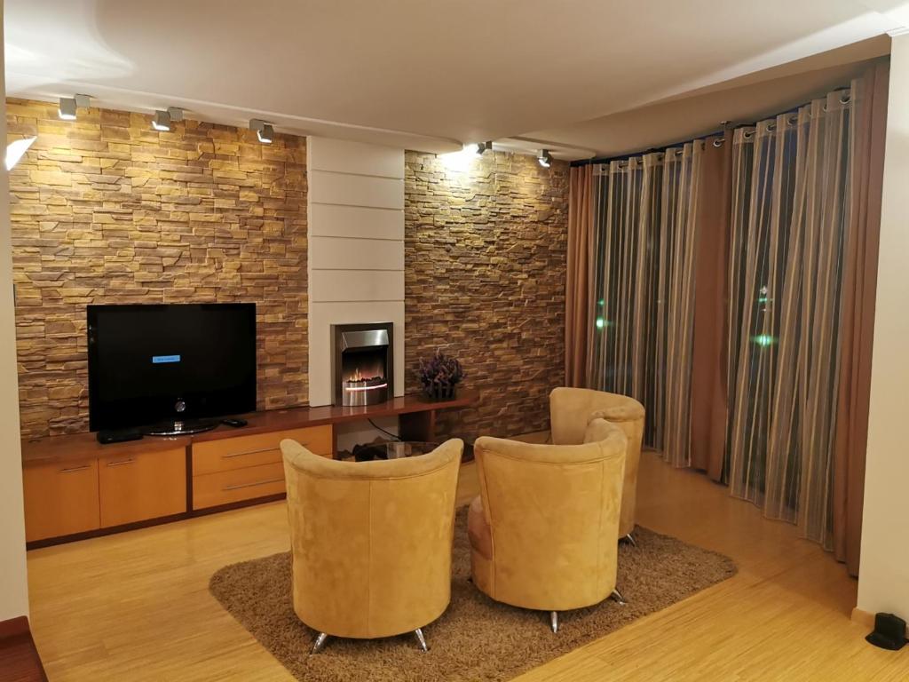 Televízia a/alebo spoločenská miestnosť v ubytovaní Uroczy apartament przy deptaku z parkingiem.