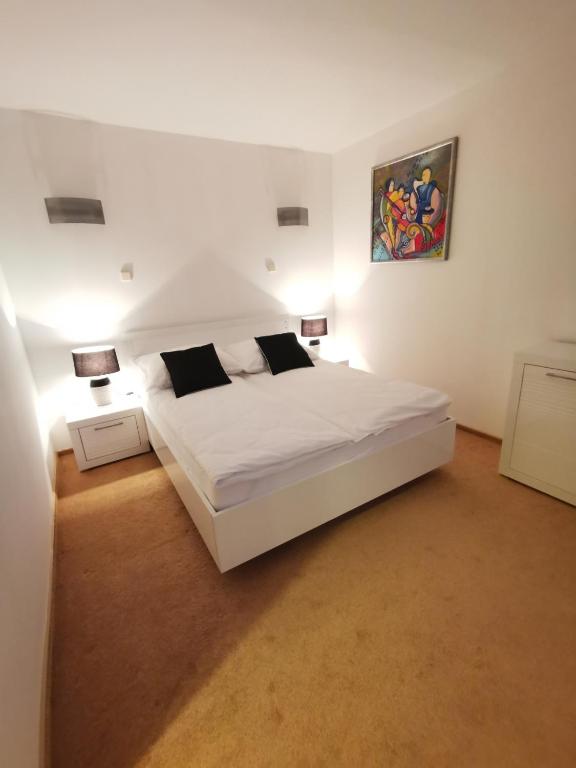 Posteľ alebo postele v izbe v ubytovaní Uroczy apartament przy deptaku z parkingiem.