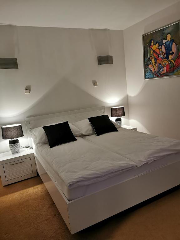 Posteľ alebo postele v izbe v ubytovaní Uroczy apartament przy deptaku z parkingiem.