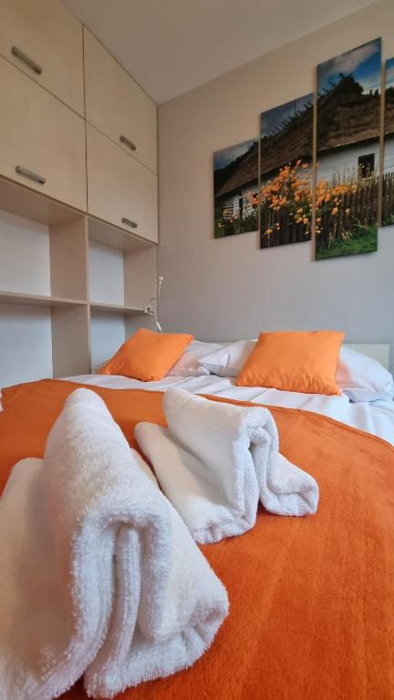 two beds with white towels on top of them at PRESTIGE PARK Apartament MINI z parkingiem in Krynica Zdrój
