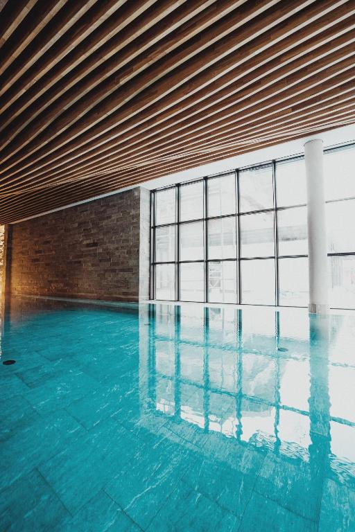 Bazén v ubytování Parkhotel Egerner Höfe nebo v jeho okolí