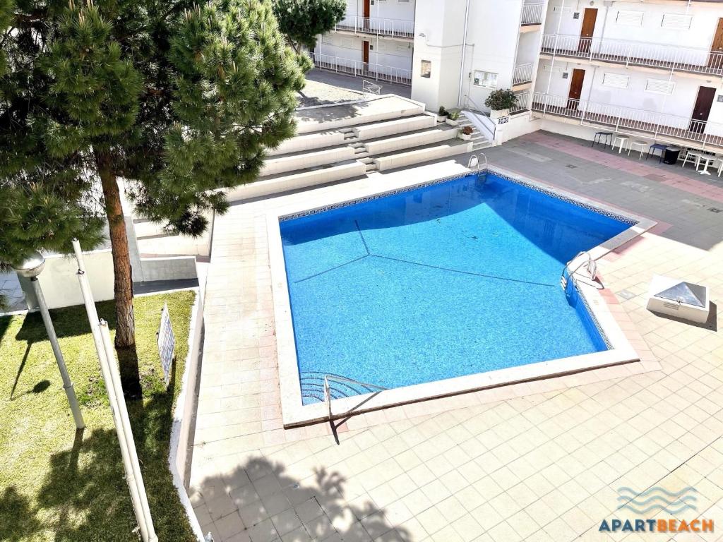 eine Draufsicht auf ein Schwimmbad in einem Gebäude in der Unterkunft APARTBEACH SAYONARA 125 Climatizado y Piscina in Salou