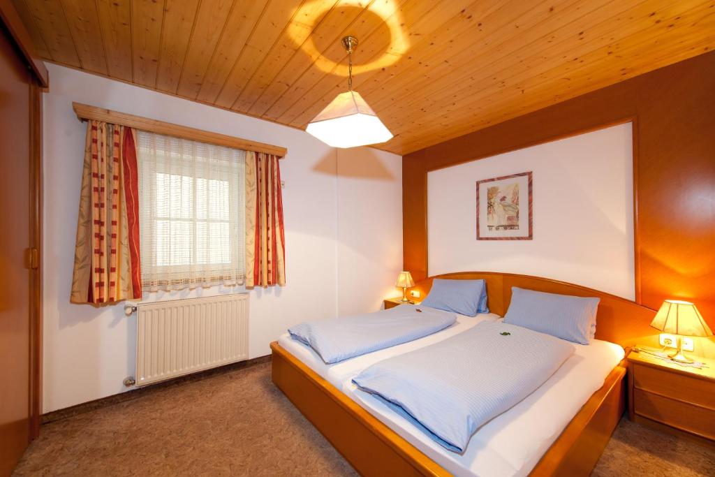 Postel nebo postele na pokoji v ubytování der Steinerwirt