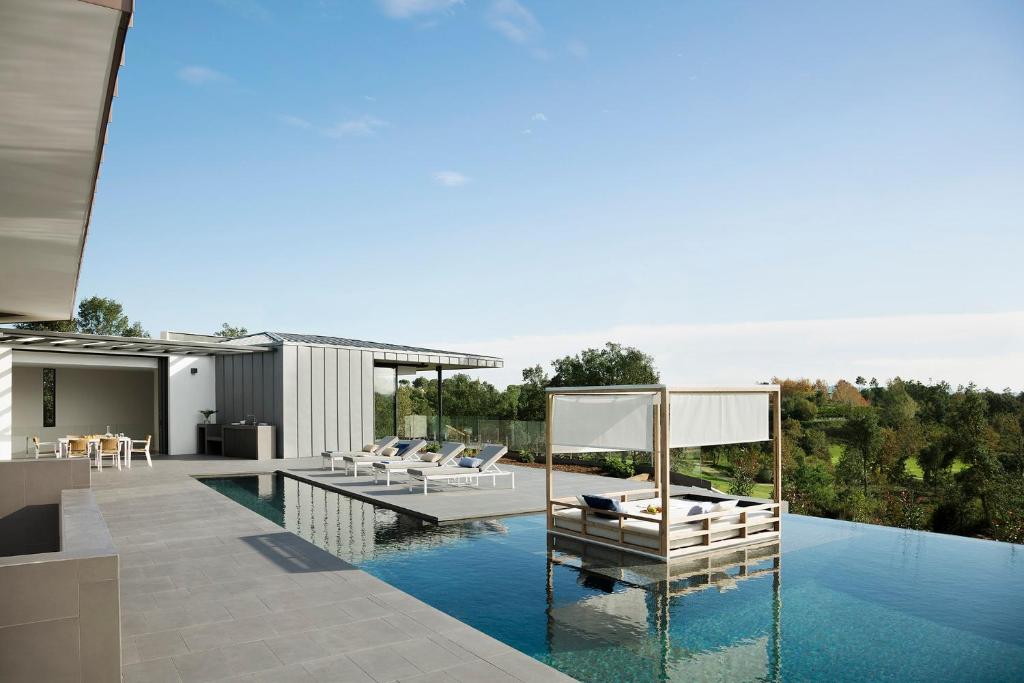 Bazén v ubytování Holiday Rentals at Camiral Golf & Wellness nebo v jeho okolí