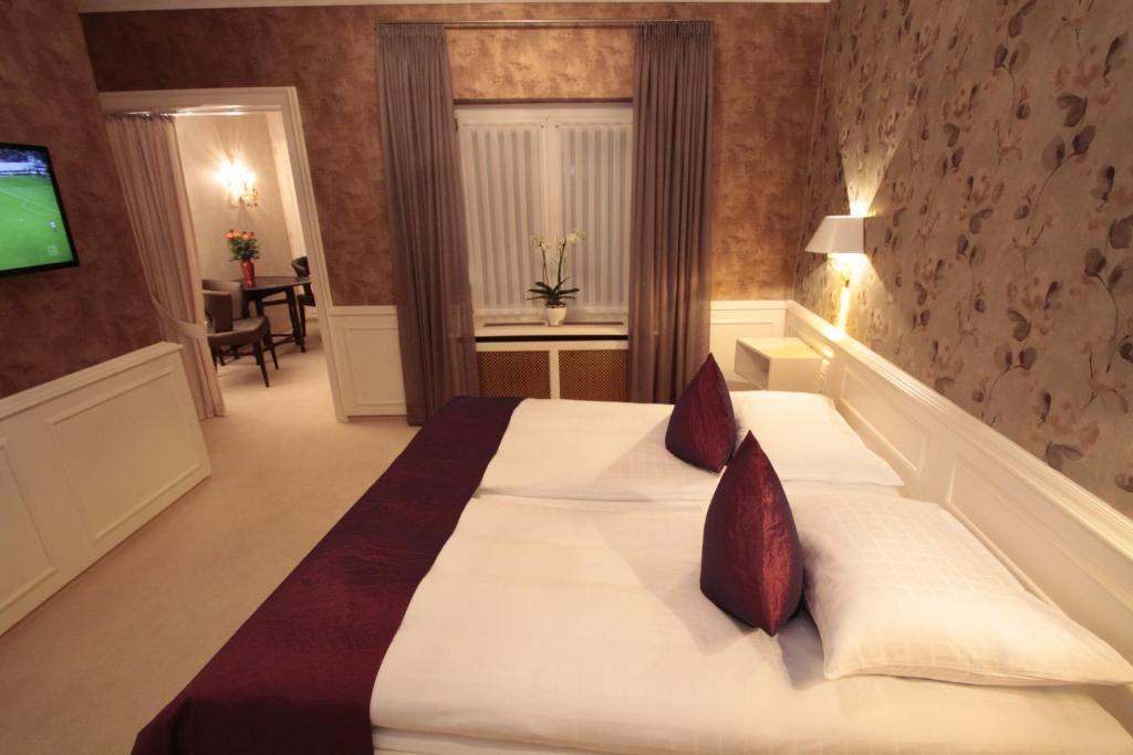 Postel nebo postele na pokoji v ubytování Boutiquehotel Oberkirch im Zentrum