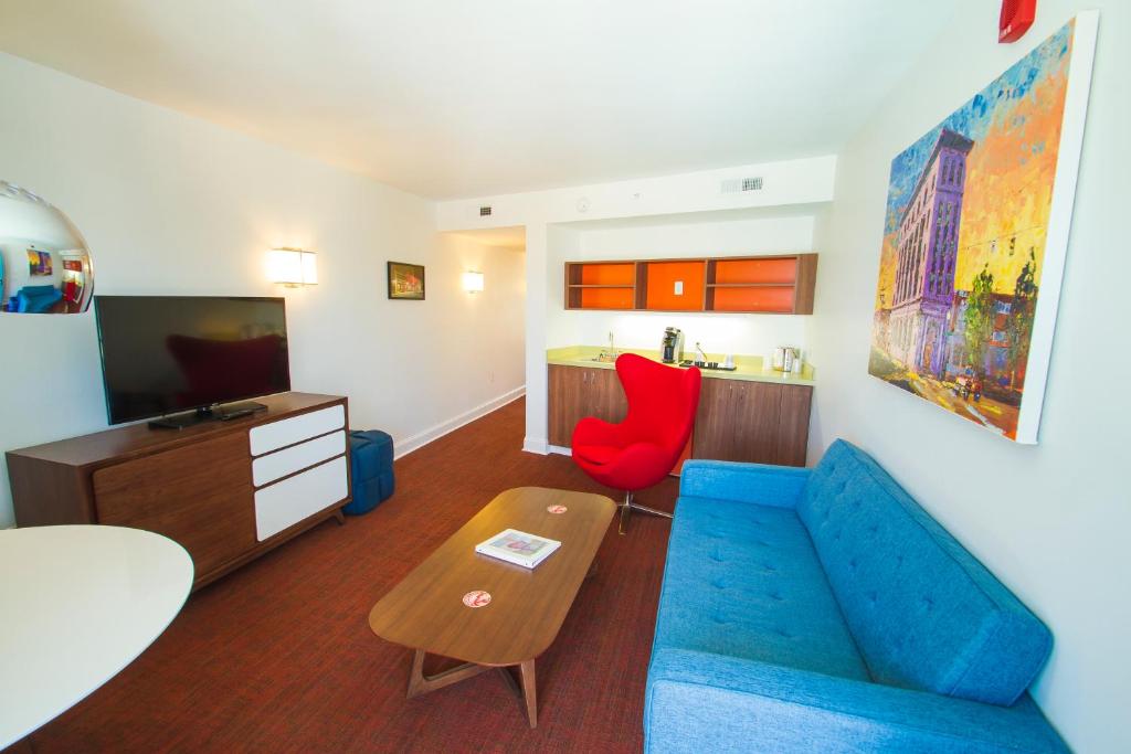 Mother Earth Motor Lodge - Doppelzimmer Mit Poolblick
