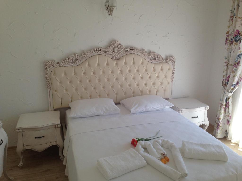 Postel nebo postele na pokoji v ubytování Alacati Lucky Angel Hotel