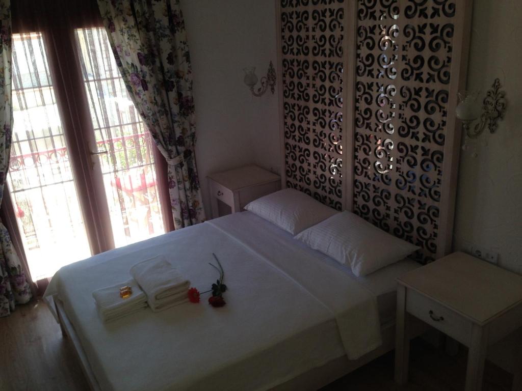 Postel nebo postele na pokoji v ubytování Alacati Lucky Angel Hotel