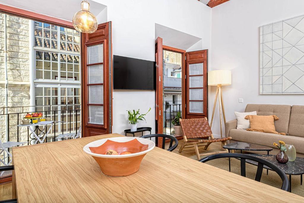 Televízia a/alebo spoločenská miestnosť v ubytovaní Mirador de San Juan Suites in Malaga by Solaga Holiday Homes