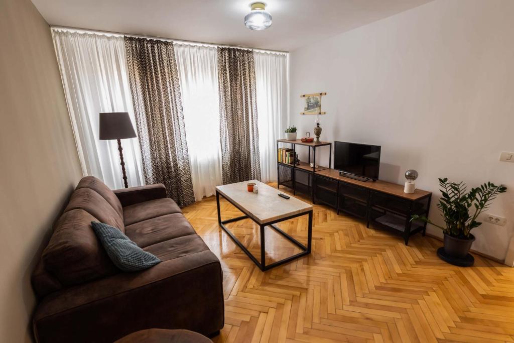 un soggiorno con divano e tavolino da caffè di Cosy 2-bedroom flat - Fully equipped a Reşiţa