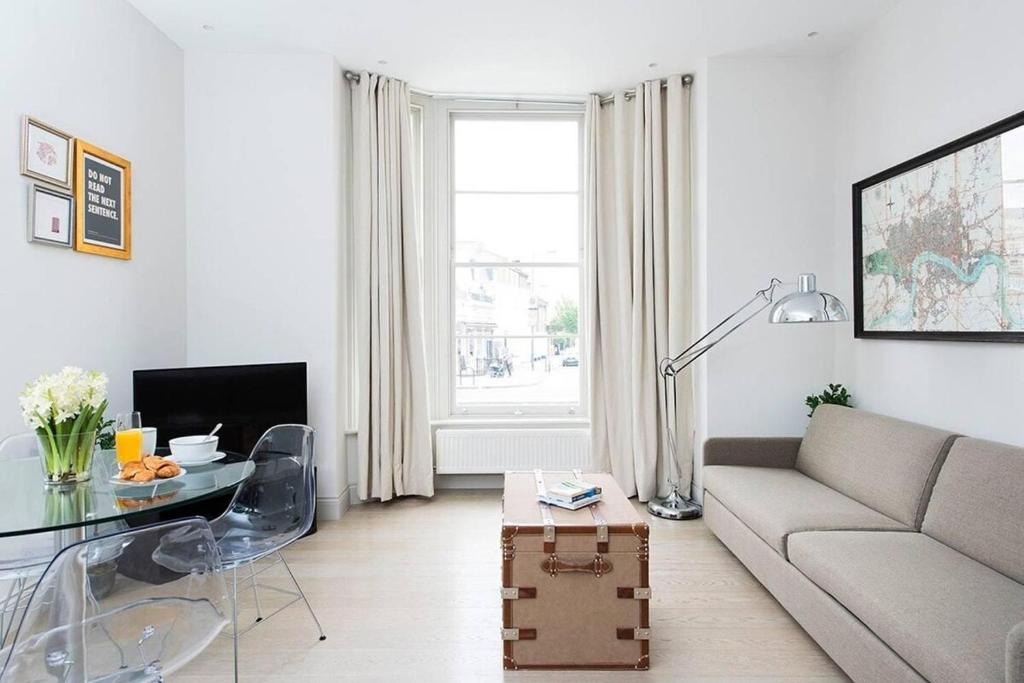 Recently redecorated bright 1BR near Shepherds Bush with parking SOA - One-Bedroom Apartment