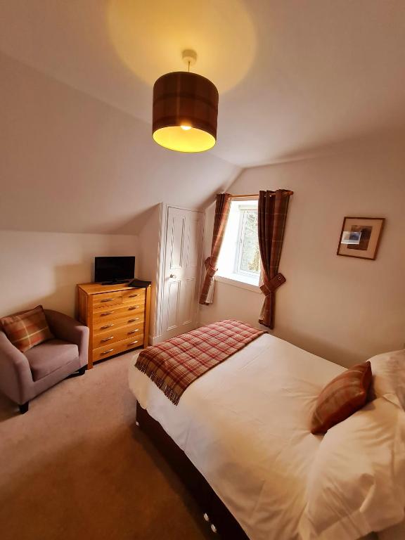 Postel nebo postele na pokoji v ubytování Atholl House Skye