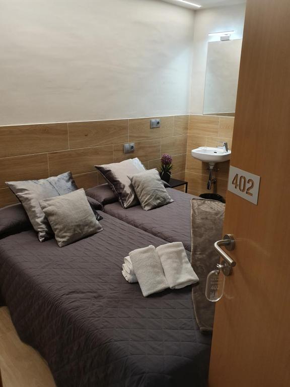 
a hotel room with two beds and two lamps at Pensión San Ramón in Barcelona
