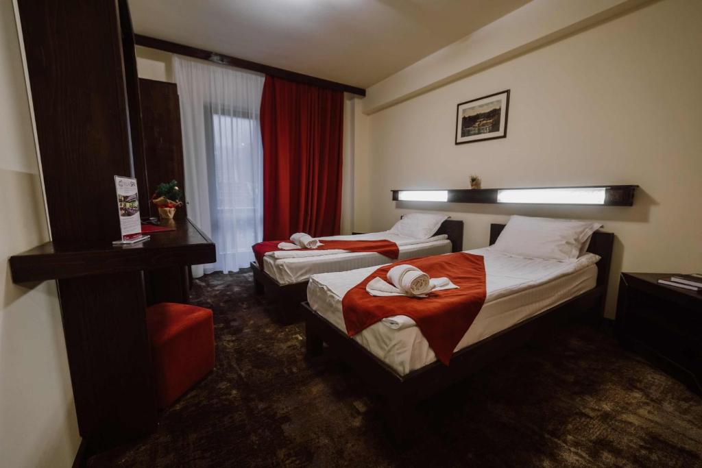 Postel nebo postele na pokoji v ubytování Hotel Relax Sovata