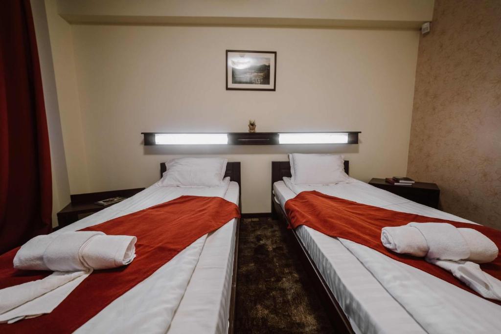 Postel nebo postele na pokoji v ubytování Hotel Relax Sovata