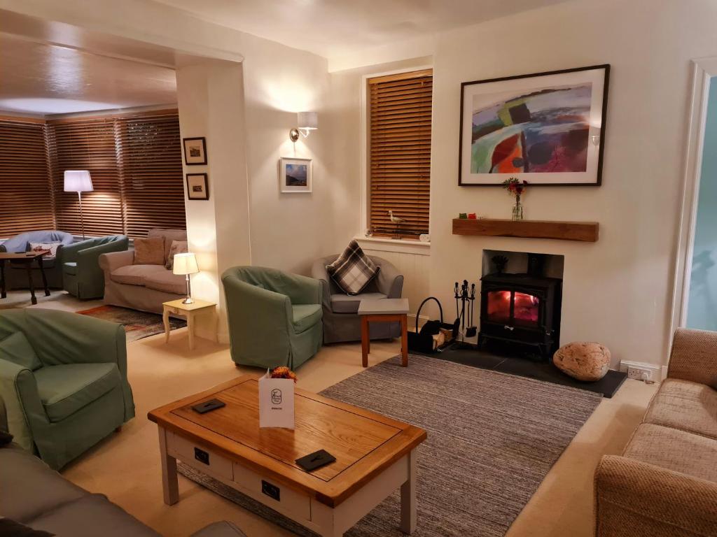Posezení v ubytování Atholl House Skye
