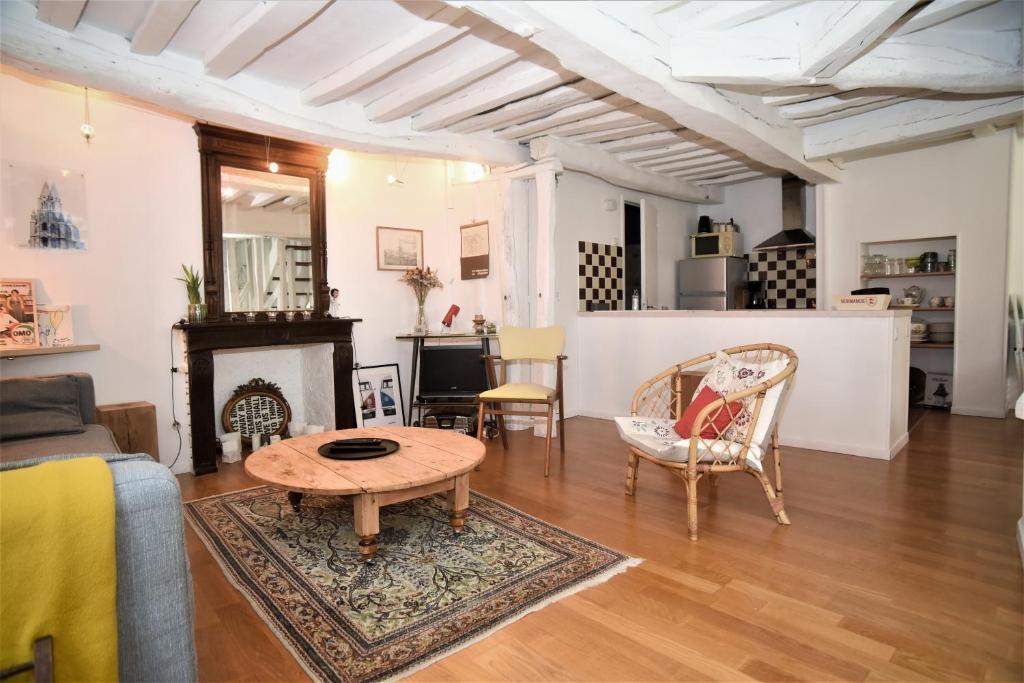 un salon avec une table et une cheminée dans l'établissement Le Vent D'Ouest, à Dieppe