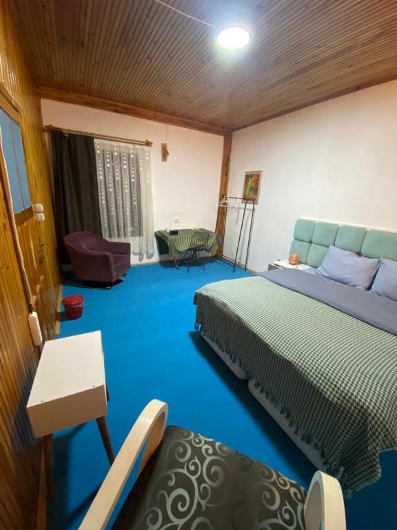 1 dormitorio con 1 cama y suelo azul en Elite Rooms, en Fethiye