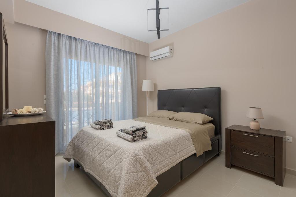 A bed or beds in a room at La Maisonette - 4 bedroom villa near the beach