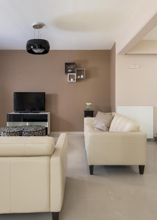 A television and/or entertainment centre at La Maisonette - 4 bedroom villa near the beach