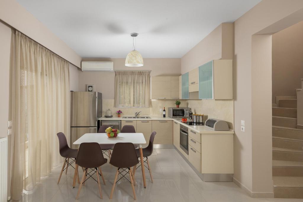A kitchen or kitchenette at La Maisonette - 4 bedroom villa near the beach