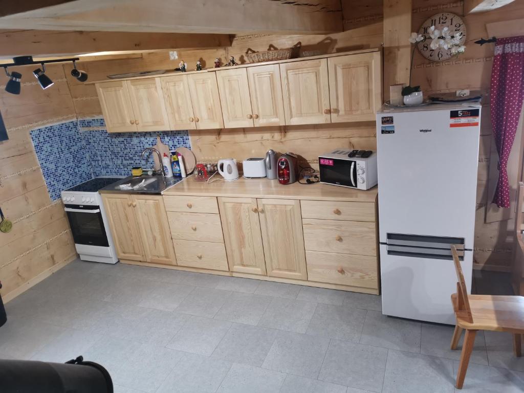 A kitchen or kitchenette at Štýlový Zrub Martina A s kúpacou Kaďou a detským ihriskom!