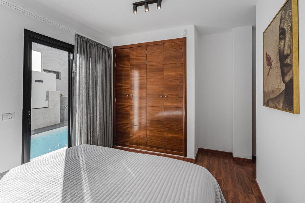 Posteľ alebo postele v izbe v ubytovaní Laurel villa with heated pool