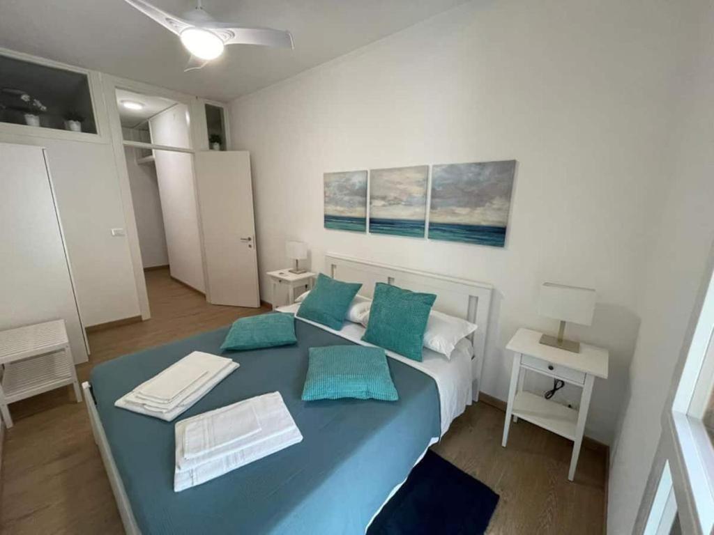 um quarto com uma grande cama azul com almofadas azuis em CIVICO 186 Al Santo/Ospedali em Pádua