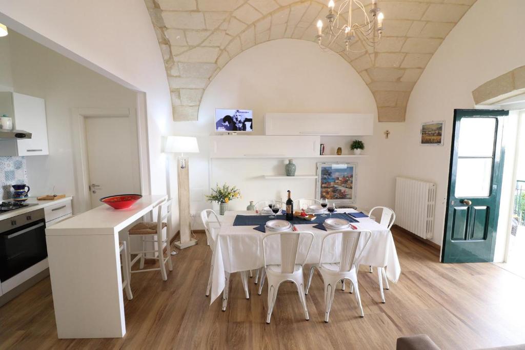 een keuken en eetkamer met een tafel en stoelen bij Casa Vacanza Glenda Otranto in Otranto