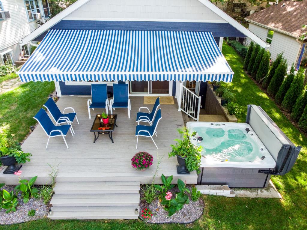 uitzicht op een terras met een hot tub bij Blue Fish Cottage in Waterford